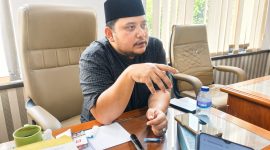 Caption: Muhammad Nur Mustakim, Sekretaris Komisi II DPRD Sampang Saat Diwawancarai Beberapa Wartawan di Ruang Kerjanya (Sumber Foto: Agus Junaidi/Pilar Pos)