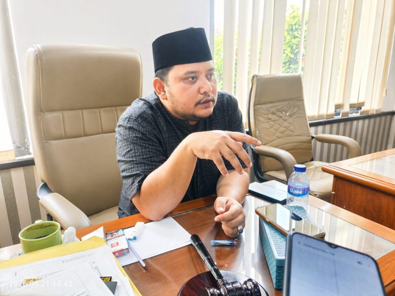 Caption: Muhammad Nur Mustakim, Sekretaris Komisi II DPRD Sampang Saat Diwawancarai Beberapa Wartawan di Ruang Kerjanya (Sumber Foto: Agus Junaidi/Pilar Pos)
