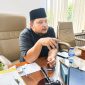 Caption: Muhammad Nur Mustakim, Sekretaris Komisi II DPRD Sampang Saat Diwawancarai Beberapa Wartawan di Ruang Kerjanya (Sumber Foto: Agus Junaidi/Pilar Pos)
