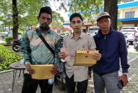 Caption: Salah Satu Pelapor Didampingi Ali Topan (Kuasa Hukum) Pada Waktu Mengunjungi Kantor Polda Jatim Memberikan Bukti Tambahan (Sumber Foto: dok/Pilar Pos)