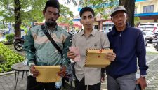 Caption: Salah Satu Pelapor Didampingi Ali Topan (Kuasa Hukum) Pada Waktu Mengunjungi Kantor Polda Jatim Memberikan Bukti Tambahan (Sumber Foto: dok/Pilar Pos)