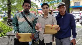 Caption: Salah Satu Pelapor Didampingi Ali Topan (Kuasa Hukum) Pada Waktu Mengunjungi Kantor Polda Jatim Memberikan Bukti Tambahan (Sumber Foto: dok/Pilar Pos)