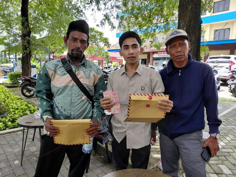 Caption: Salah Satu Pelapor Didampingi Ali Topan (Kuasa Hukum) Pada Waktu Mengunjungi Kantor Polda Jatim Memberikan Bukti Tambahan (Sumber Foto: dok/Pilar Pos)