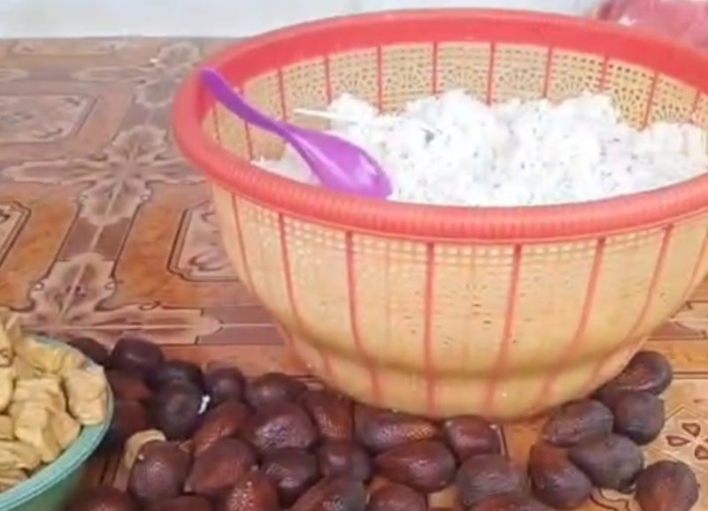 Caption: MBG B3 SPPG At-Taufiq di Desa Robatal Yang Diwadahi Keranjang (Sumber Foto: Screenshot Video Milik Warga/dok Pilar Pos)