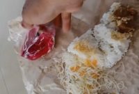 Caption: Screenshot Video Paket MBG Menu SPPG di Desa Sreseh, Berbungkus Kertas Yang disalurkan oleh Kader dari Salah-satu Posyandu di Dusun Tasolong (Sumber Foto: Screenshot Video Milik Warga/dok Pilar Pos)