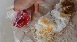 Caption: Screenshot Video Paket MBG Menu SPPG di Desa Sreseh, Berbungkus Kertas Yang disalurkan oleh Kader dari Salah-satu Posyandu di Dusun Tasolong (Sumber Foto: Screenshot Video Milik Warga/dok Pilar Pos)