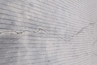 Caption: Kondisi Kerusakan Proyek Rabat Beton PISEW Yang Dikerjakan Oleh Kelompok Koncang Jaya Ruas Jalan Desa Taman-Sreseh (Sumber Foto: Agus Junaidi/Pilar Pos)