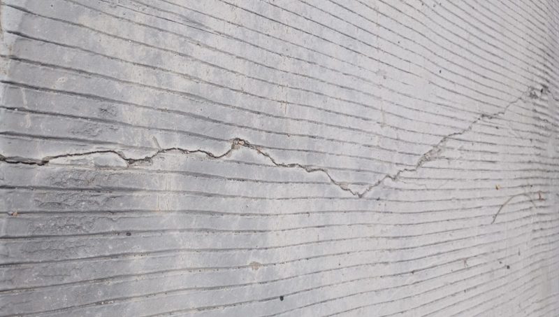 Caption: Kondisi Kerusakan Proyek Rabat Beton PISEW Yang Dikerjakan Oleh Kelompok Koncang Jaya Ruas Jalan Desa Taman-Sreseh (Sumber Foto: Agus Junaidi/Pilar Pos)