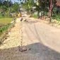 Caption: Situasi Warga di Daerah Kecamatan Tambelangan Saat Melakukan Perbaikan dan Pelebaran di Ruas Jalan Kabupaten Sampang Tambelangan-Bungkak (Sumber Foto: Screenshot Video Milik Warga/dok Pilar Pos