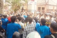 Caption: Puluhan Massa PMII Sampang Saat Gelar Aksi Demontrasi di Depan Kantor DPRD Sampang, Tuntut Audit Tambang Galian C (Sumber Foto: Agus Junaidi/Pilar Pos)