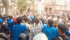 Caption: Puluhan Massa PMII Sampang Saat Gelar Aksi Demontrasi di Depan Kantor DPRD Sampang, Tuntut Audit Tambang Galian C (Sumber Foto: Agus Junaidi/Pilar Pos)
