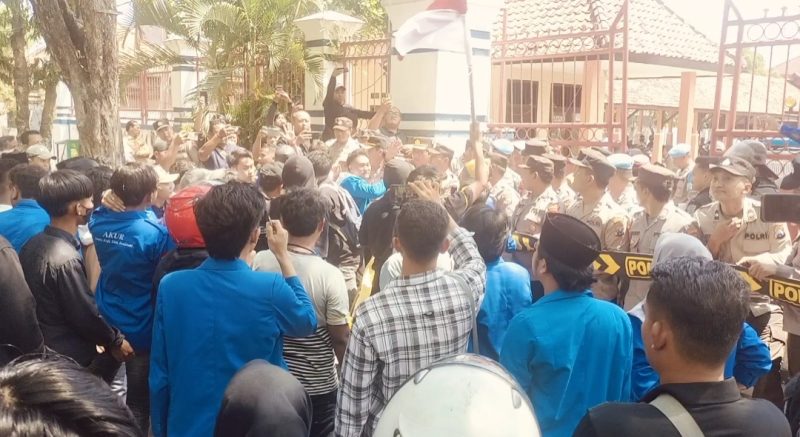 Caption: Puluhan Massa PMII Sampang Saat Gelar Aksi Demontrasi di Depan Kantor DPRD Sampang, Tuntut Audit Tambang Galian C (Sumber Foto: Agus Junaidi/Pilar Pos)