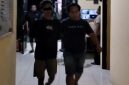 Caption: Seorang Pria Terduga Pelaku Penyebar Video Asusila Saat Diamankan Kepolisian dan di Bawa ke Polres Sampang (Sumber Foto: Humas Polres Sampang/Pilar Pos)