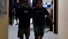 Caption: Seorang Pria Terduga Pelaku Penyebar Video Asusila Saat Diamankan Kepolisian dan di Bawa ke Polres Sampang (Sumber Foto: Humas Polres Sampang/Pilar Pos)