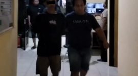 Caption: Seorang Pria Terduga Pelaku Penyebar Video Asusila Saat Diamankan Kepolisian dan di Bawa ke Polres Sampang (Sumber Foto: Humas Polres Sampang/Pilar Pos)