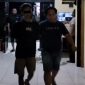 Caption: Seorang Pria Terduga Pelaku Penyebar Video Asusila Saat Diamankan Kepolisian dan di Bawa ke Polres Sampang (Sumber Foto: Humas Polres Sampang/Pilar Pos)