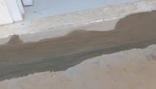 Caption: Hasil Perbaikan Oleh CV Prabu Alam Pada Tangga Teras Pintu Belakang di Puskesmas Karang Penang (Sumber Foto: Agus Junaidi/Pilar Pos)