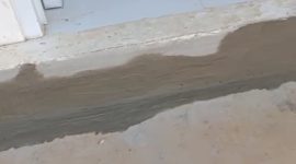 Caption: Hasil Perbaikan Oleh CV Prabu Alam Pada Tangga Teras Pintu Belakang di Puskesmas Karang Penang (Sumber Foto: Agus Junaidi/Pilar Pos)