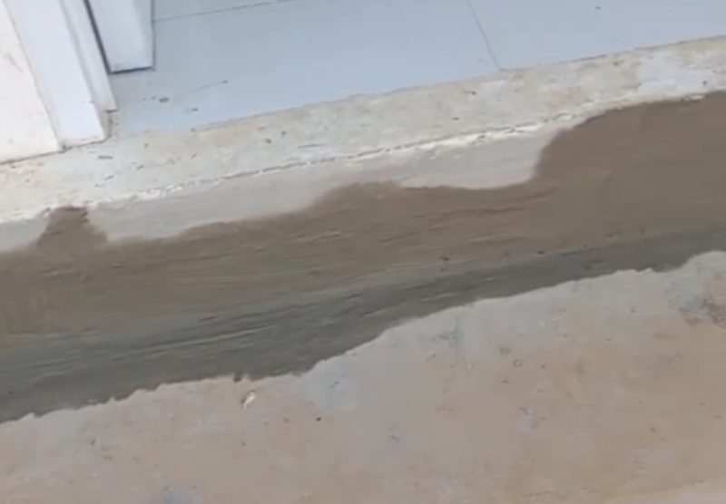 Caption: Hasil Perbaikan Oleh CV Prabu Alam Pada Tangga Teras Pintu Belakang di Puskesmas Karang Penang (Sumber Foto: Agus Junaidi/Pilar Pos)