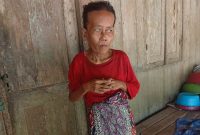 Caption: Muslimah Seorang Perempuan Tunanetra di Desa Baturasang Hidup Sebatang Kara Yang Tak Tersentuh Bansos (Sumber Foto: Dok/Pilar Pos)