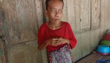 Caption: Muslimah Seorang Perempuan Tunanetra di Desa Baturasang Hidup Sebatang Kara Yang Tak Tersentuh Bansos (Sumber Foto: Dok/Pilar Pos)