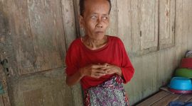 Caption: Muslimah Seorang Perempuan Tunanetra di Desa Baturasang Hidup Sebatang Kara Yang Tak Tersentuh Bansos (Sumber Foto: Dok/Pilar Pos)