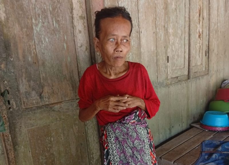 Caption: Muslimah Seorang Perempuan Tunanetra di Desa Baturasang Hidup Sebatang Kara Yang Tak Tersentuh Bansos (Sumber Foto: Dok/Pilar Pos)