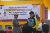 Caption: Steven Chrystihan Dwinata, Perwakilan Atlet Menembak Perbakin Saat Menerima Pemberian Reward di Kantor Koni Sampang (Sumber Foto: Agus Junaidi/Pilar Pos)