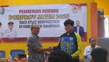 Caption: Steven Chrystihan Dwinata, Perwakilan Atlet Menembak Perbakin Saat Menerima Pemberian Reward di Kantor Koni Sampang (Sumber Foto: Agus Junaidi/Pilar Pos)