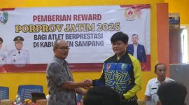 Caption: Steven Chrystihan Dwinata, Perwakilan Atlet Menembak Perbakin Saat Menerima Pemberian Reward di Kantor Koni Sampang (Sumber Foto: Agus Junaidi/Pilar Pos)
