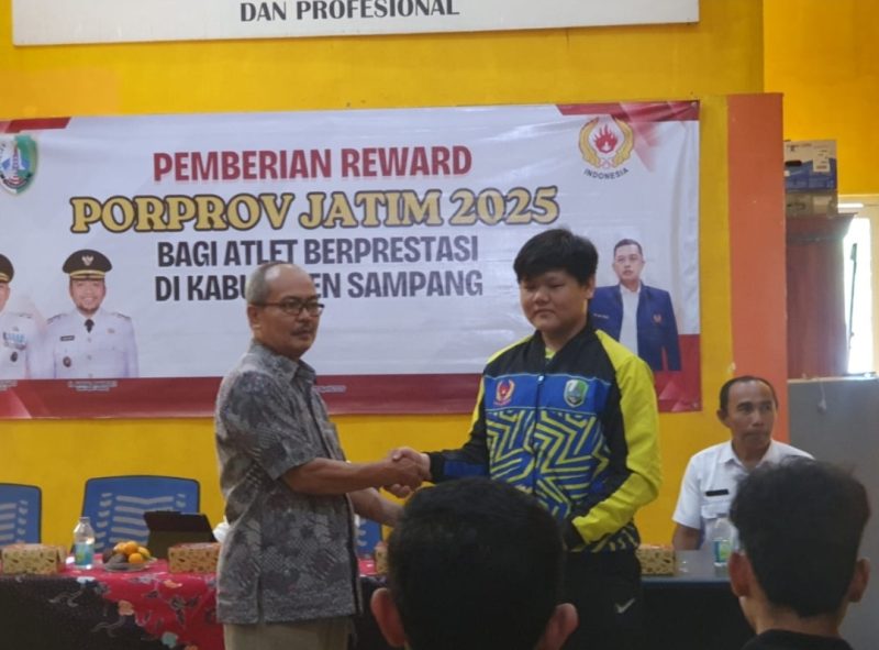 Caption: Steven Chrystihan Dwinata, Perwakilan Atlet Menembak Perbakin Saat Menerima Pemberian Reward di Kantor Koni Sampang (Sumber Foto: Agus Junaidi/Pilar Pos)