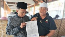 Caption: Abrori (Pelapor) Didampingi Habib Yusuf, Memperlihatkan Surat Tanda Terima Pengaduan Pelaporan Usai Laporan ke Polres Sampang (Sumber Foto: Agus Junaidi/Pilar Pos)