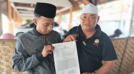 Caption: Abrori (Pelapor) Didampingi Habib Yusuf, Memperlihatkan Surat Tanda Terima Pengaduan Pelaporan Usai Laporan ke Polres Sampang (Sumber Foto: Agus Junaidi/Pilar Pos)