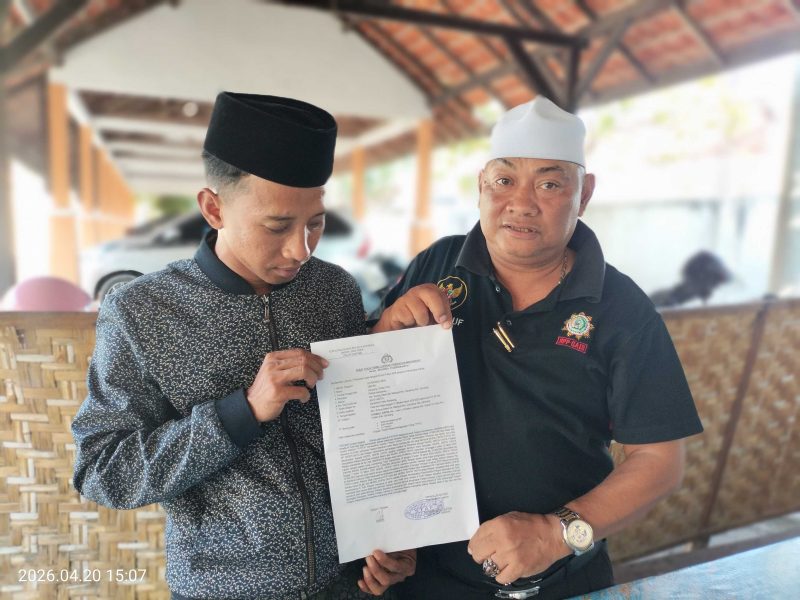 Caption: Abrori (Pelapor) Didampingi Habib Yusuf, Memperlihatkan Surat Tanda Terima Pengaduan Pelaporan Usai Laporan ke Polres Sampang (Sumber Foto: Agus Junaidi/Pilar Pos)