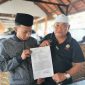 Caption: Abrori (Pelapor) Didampingi Habib Yusuf, Memperlihatkan Surat Tanda Terima Pengaduan Pelaporan Usai Laporan ke Polres Sampang (Sumber Foto: Agus Junaidi/Pilar Pos)