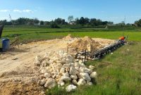 Caption: Sebuah Kandang BUMDes Maju Bersatu, Program Ketapang Penggemukan Sapi di Desa Krampon TA 2025 Yang Baru Dibangun Tahun 2026 (Sumber Foto: Agus Junaidi/Pilar Pos)