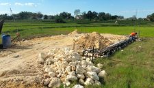 Caption: Sebuah Kandang BUMDes Maju Bersatu, Program Ketapang Penggemukan Sapi di Desa Krampon TA 2025 Yang Baru Dibangun Tahun 2026 (Sumber Foto: Agus Junaidi/Pilar Pos)