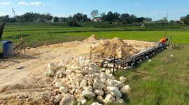 Caption: Sebuah Kandang BUMDes Maju Bersatu, Program Ketapang Penggemukan Sapi di Desa Krampon TA 2025 Yang Baru Dibangun Tahun 2026 (Sumber Foto: Agus Junaidi/Pilar Pos)