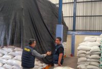 Caption: Satgas Polres Sampang Saat Melakukan Pengecekan Stok Beras di Gudang Bulog Sampang (Sumber Foto: Agus Junaidi/Pilar Pos)