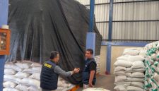 Caption: Satgas Polres Sampang Saat Melakukan Pengecekan Stok Beras di Gudang Bulog Sampang (Sumber Foto: Agus Junaidi/Pilar Pos)