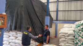 Caption: Satgas Polres Sampang Saat Melakukan Pengecekan Stok Beras di Gudang Bulog Sampang (Sumber Foto: Agus Junaidi/Pilar Pos)