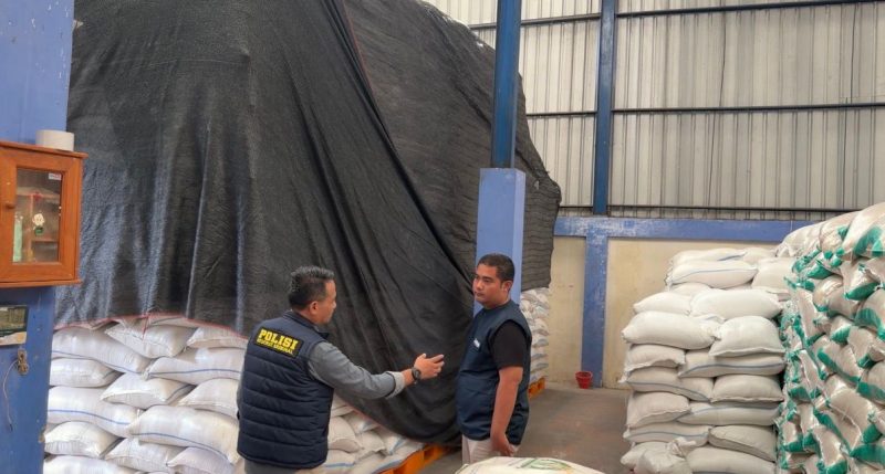 Caption: Satgas Polres Sampang Saat Melakukan Pengecekan Stok Beras di Gudang Bulog Sampang (Sumber Foto: Agus Junaidi/Pilar Pos)