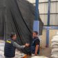 Caption: Satgas Polres Sampang Saat Melakukan Pengecekan Stok Beras di Gudang Bulog Sampang (Sumber Foto: Agus Junaidi/Pilar Pos)