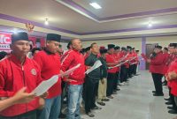 Caption: 146 Pengurus PAC PDI Perjuangan se-Kabupaten Sampang Saat Prosesi Pelantikan dan Dilantik Langsung Oleh Wakil Sekretaris DPD PDIP Jawa Timur Yordan M. Batara Goa (Sumber Foto: Agus Junaidi/Pilar Pos)