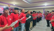 Caption: 146 Pengurus PAC PDI Perjuangan se-Kabupaten Sampang Saat Prosesi Pelantikan dan Dilantik Langsung Oleh Wakil Sekretaris DPD PDIP Jawa Timur Yordan M. Batara Goa (Sumber Foto: Agus Junaidi/Pilar Pos)