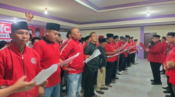 Caption: 146 Pengurus PAC PDI Perjuangan se-Kabupaten Sampang Saat Prosesi Pelantikan dan Dilantik Langsung Oleh Wakil Sekretaris DPD PDIP Jawa Timur Yordan M. Batara Goa (Sumber Foto: Agus Junaidi/Pilar Pos)