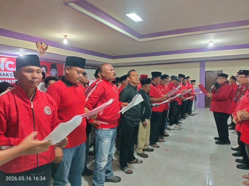 Caption: 146 Pengurus PAC PDI Perjuangan se-Kabupaten Sampang Saat Prosesi Pelantikan dan Dilantik Langsung Oleh Wakil Sekretaris DPD PDIP Jawa Timur Yordan M. Batara Goa (Sumber Foto: Agus Junaidi/Pilar Pos)