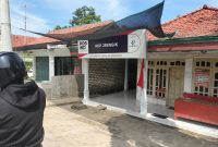 Caption: Kantor POS KCP Yang terletak di Jalan Raya Kecamatan Jrengik, Kabupaten Sampang (Sumber Foto: Agus Junaidi/Pilar Pos)