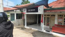 Caption: Kantor POS KCP Yang terletak di Jalan Raya Kecamatan Jrengik, Kabupaten Sampang (Sumber Foto: Agus Junaidi/Pilar Pos)
