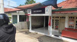 Caption: Kantor POS KCP Yang terletak di Jalan Raya Kecamatan Jrengik, Kabupaten Sampang (Sumber Foto: Agus Junaidi/Pilar Pos)